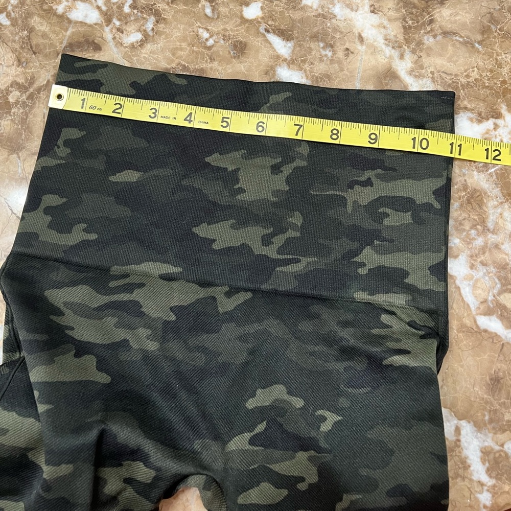 SPANX ARMY GREEN CAMO LEGGINGS, EUC, comfy control, walking, exercising & more!!